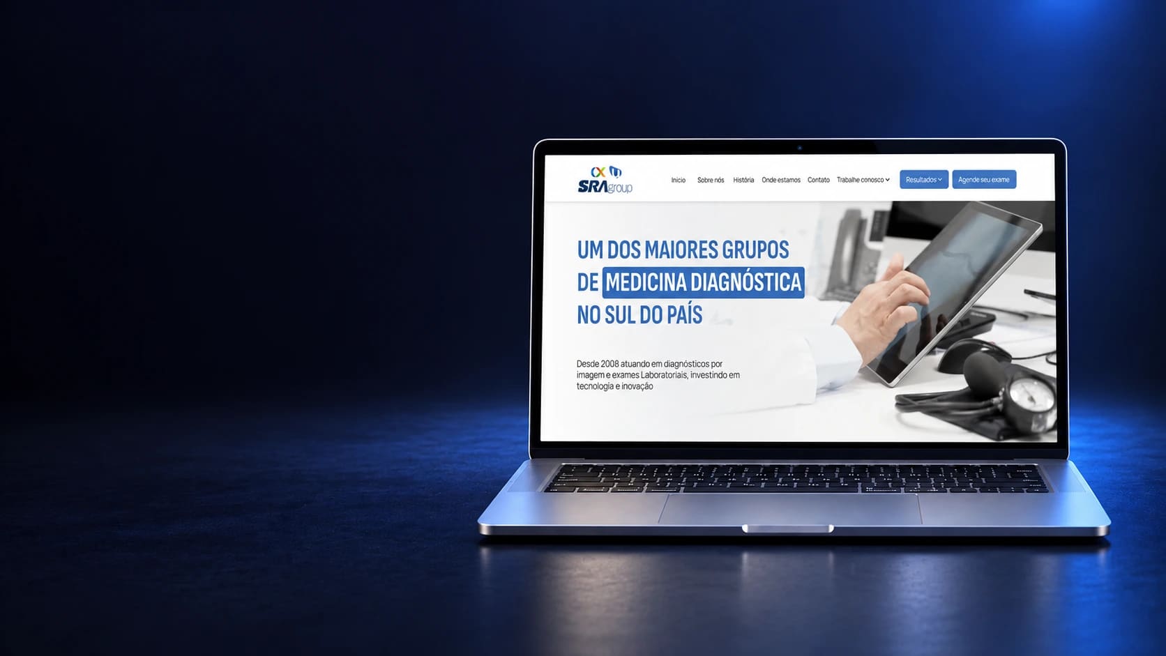 Mockup do site Grupo SRA, com dispositivo completo, a partir da página real fornecida.