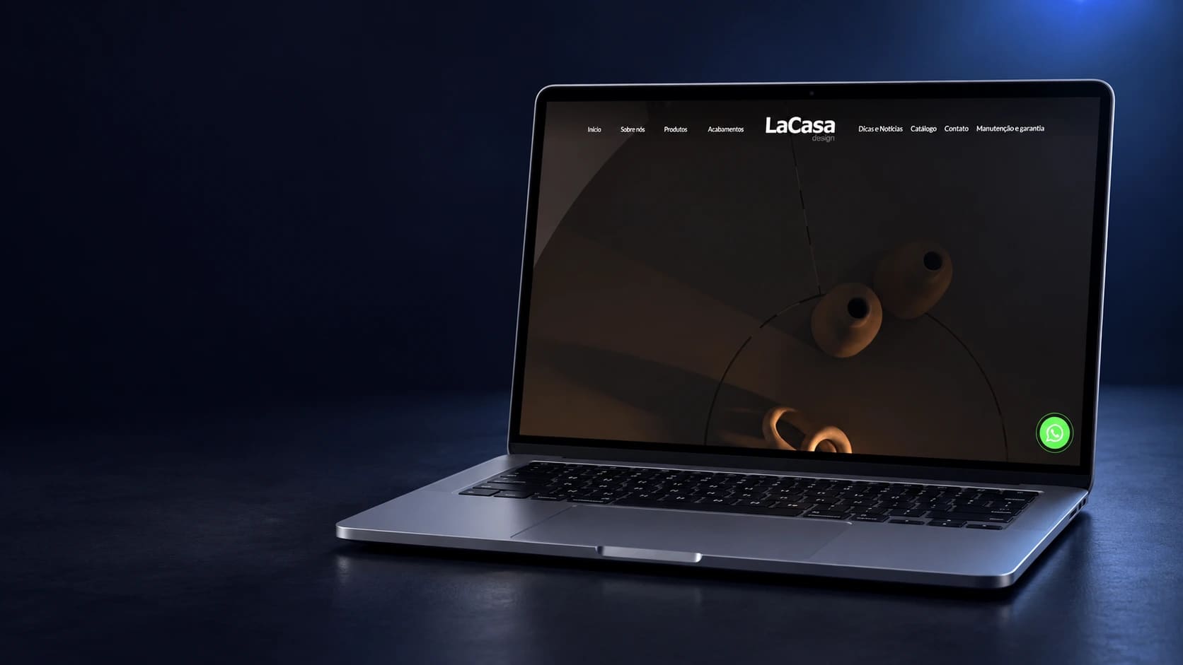 Mockup do site La Casa Design em notebook completo, a partir da página real.