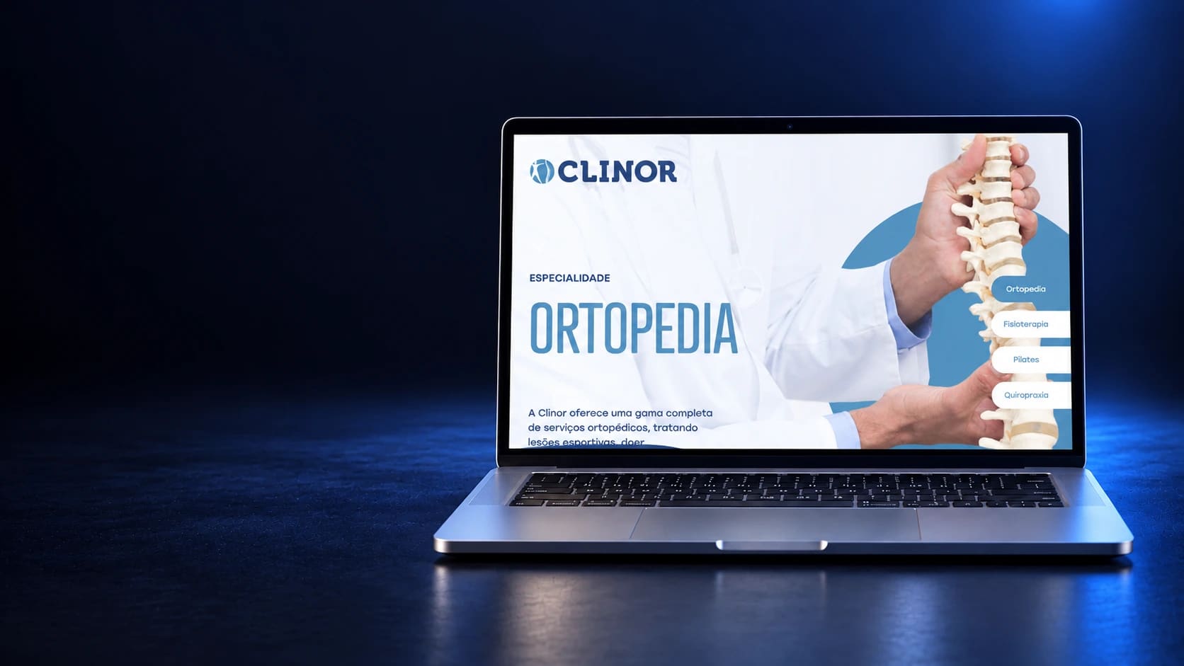 Mockup do site Clinor em notebook completo, a partir da página real.