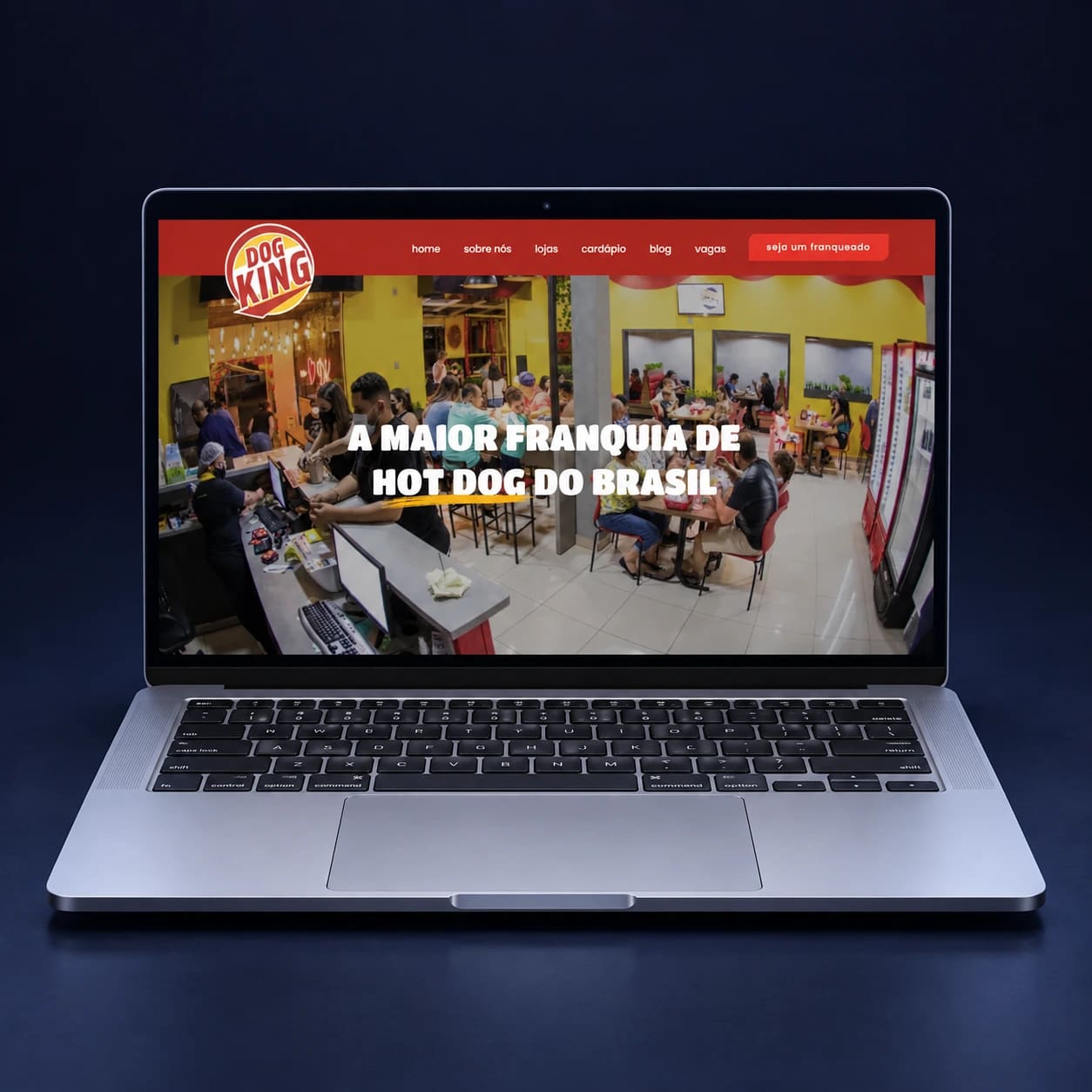 Mockup do site Dog King em notebook completo, em composição para celular.