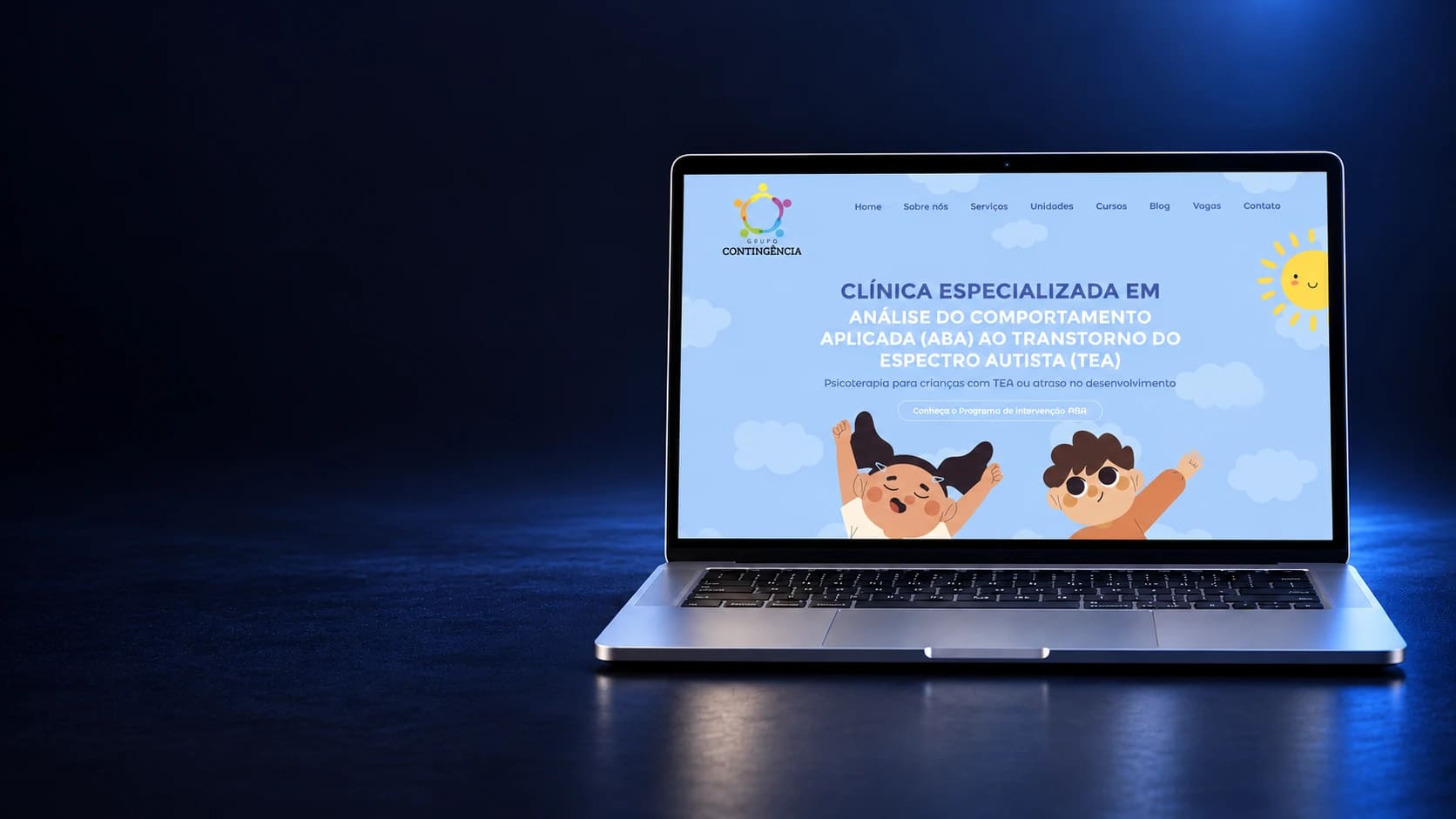 Mockup do site Grupo Contingência em notebook completo, a partir da página real.