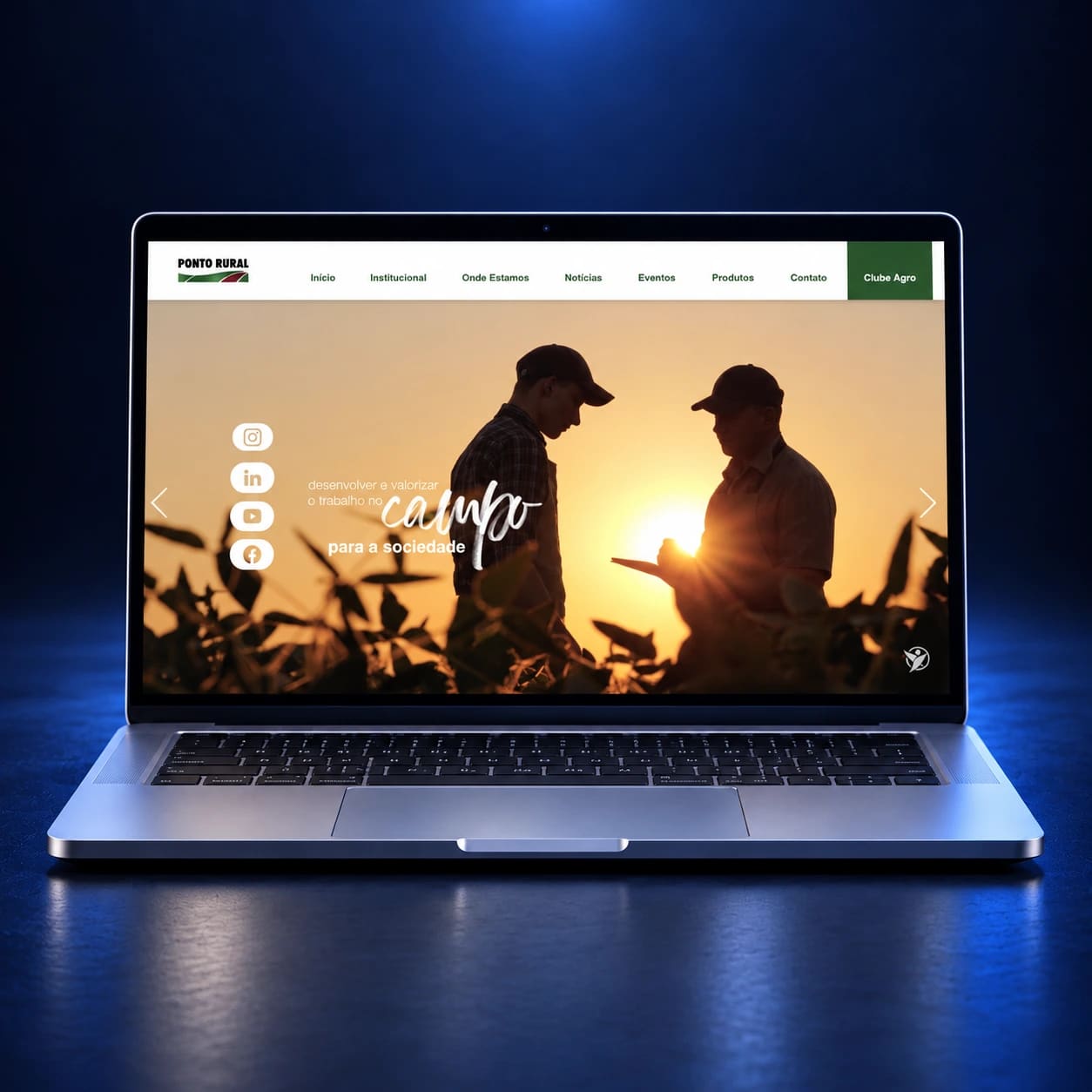 Mockup do site Ponto Rural em notebook completo, em composição para celular.