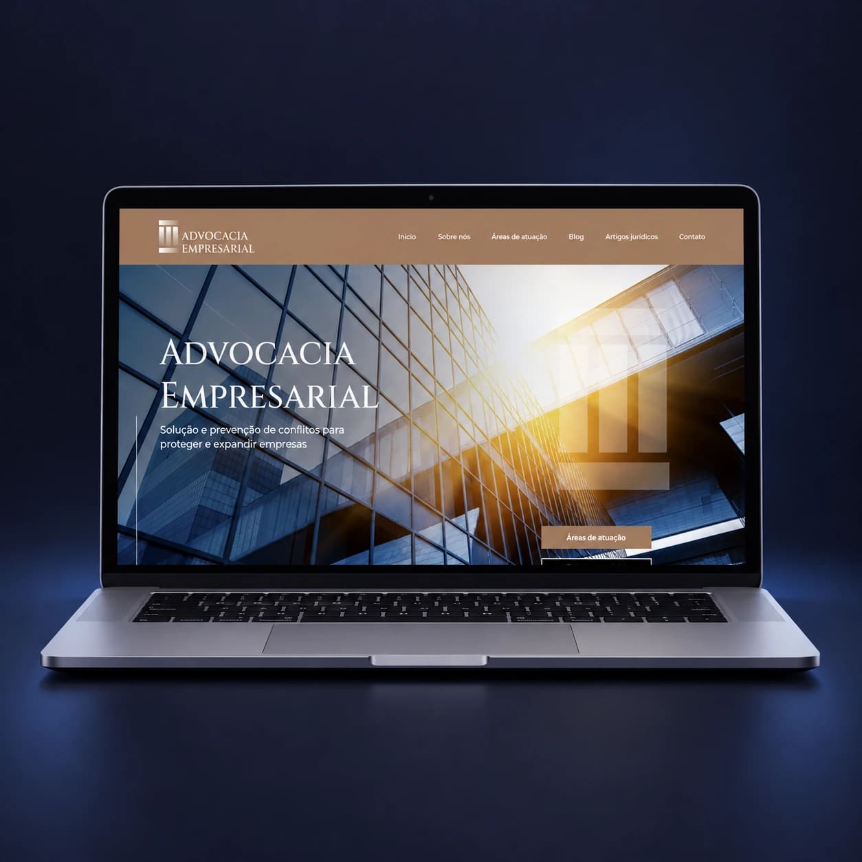 Mockup do site Advocacia Empresarial em notebook completo, em composição para celular, a partir da página real fornecida.