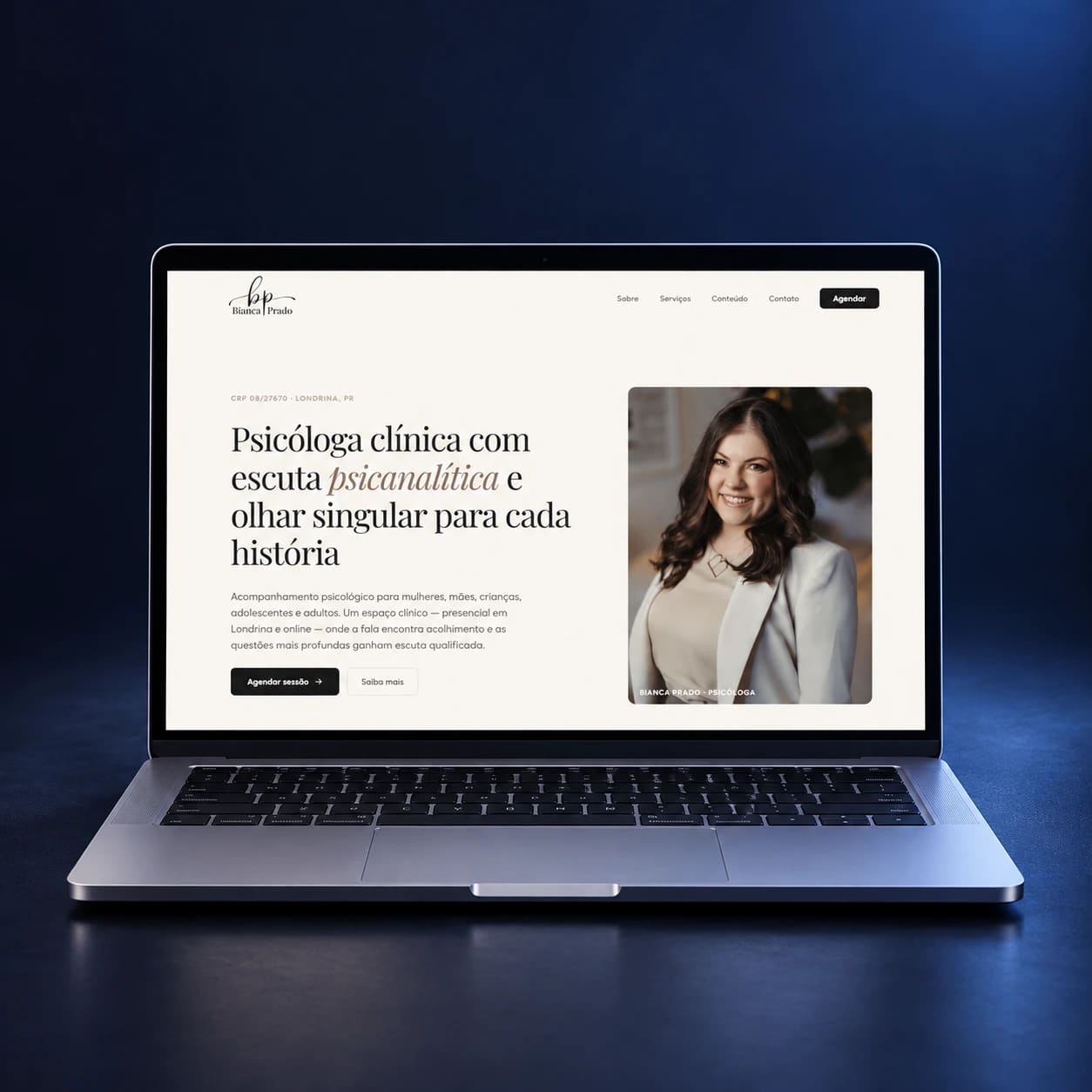 Mockup do site Bianca Prado em notebook completo, em composição para celular.