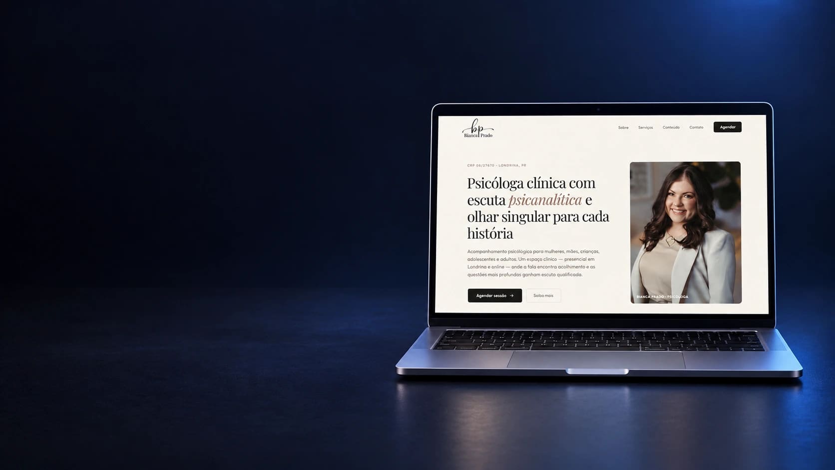 Mockup do site Bianca Prado em notebook completo, a partir da página real selecionada.