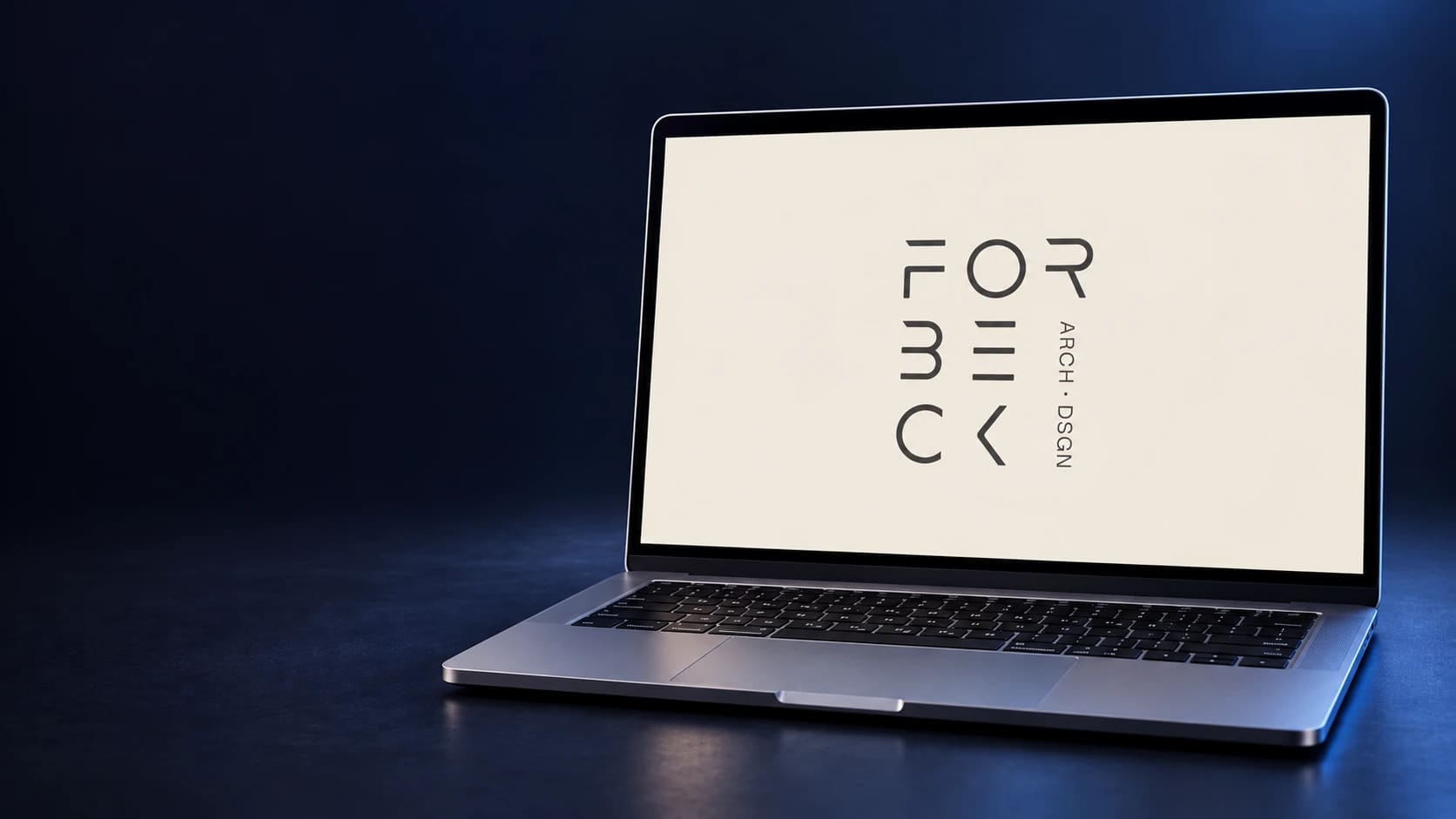 Mockup do site Forbeck em notebook completo, a partir da página real selecionada.