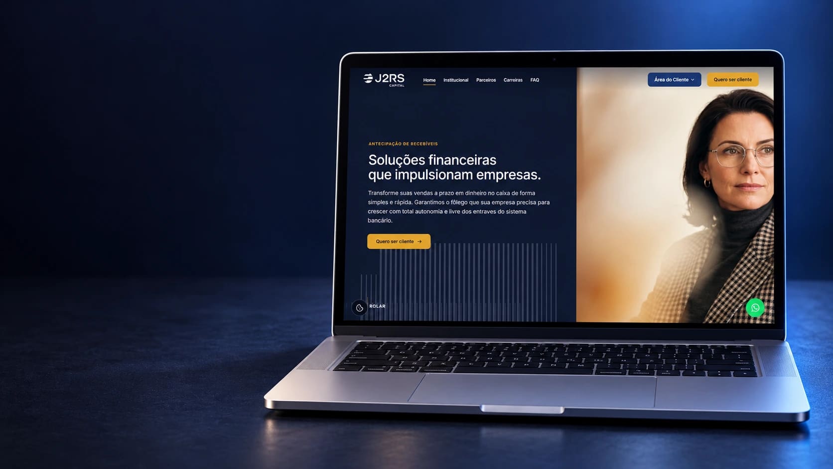 Mockup do site J2RS Capital em notebook completo, a partir da página real selecionada.