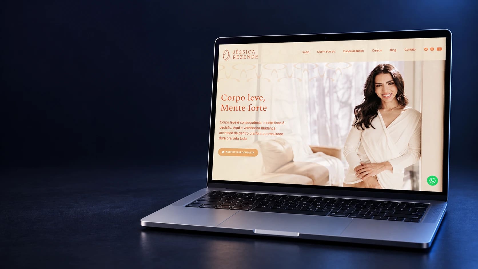 Mockup do site Dra. Jéssica Rezende em notebook completo, a partir da página real selecionada.