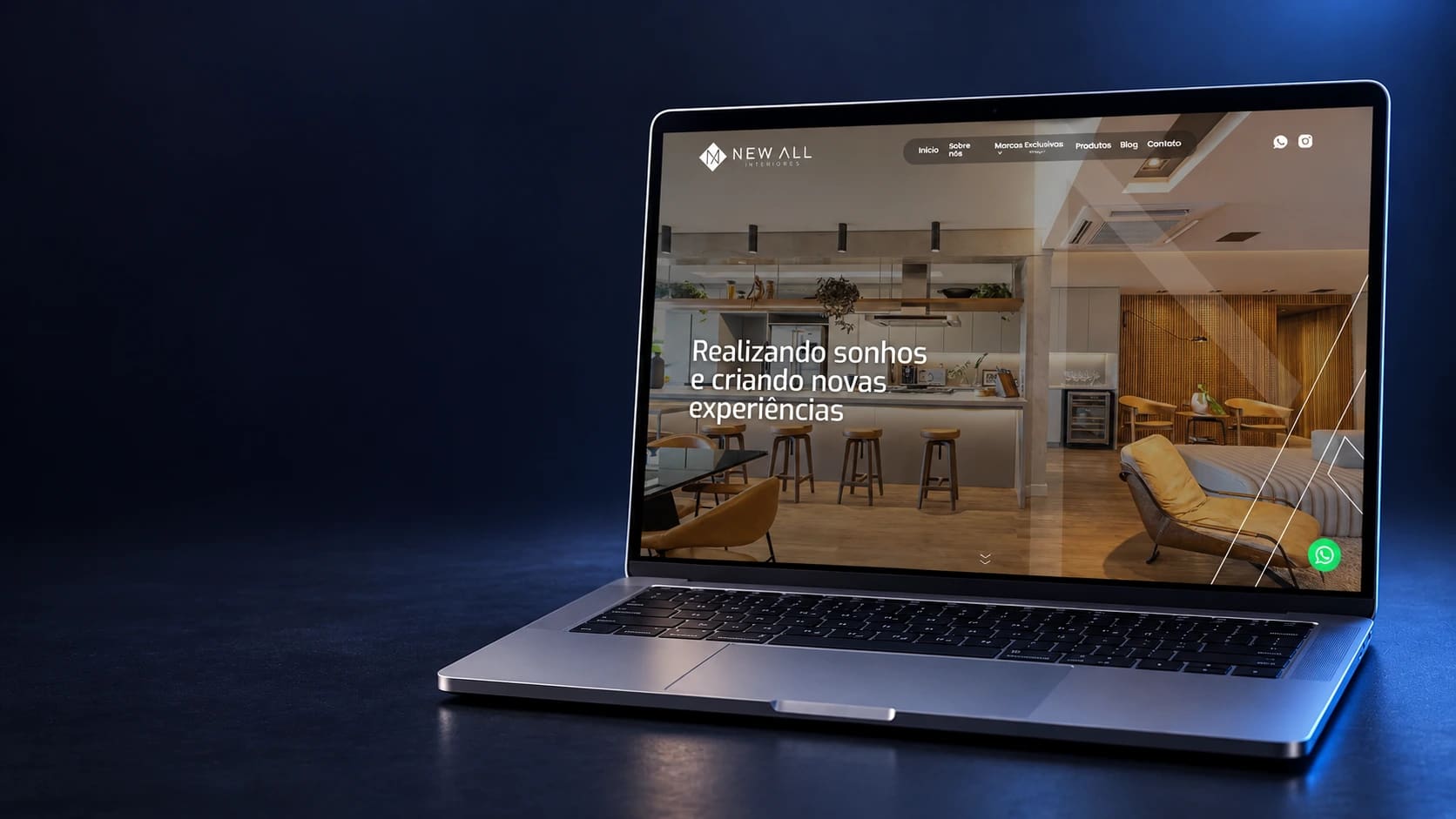 Mockup do site New All Interiores em notebook completo, a partir da página real selecionada.