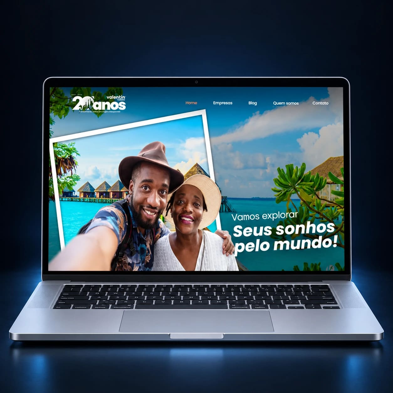 Mockup do site Valentin Turismo em notebook completo, em composição para celular.
