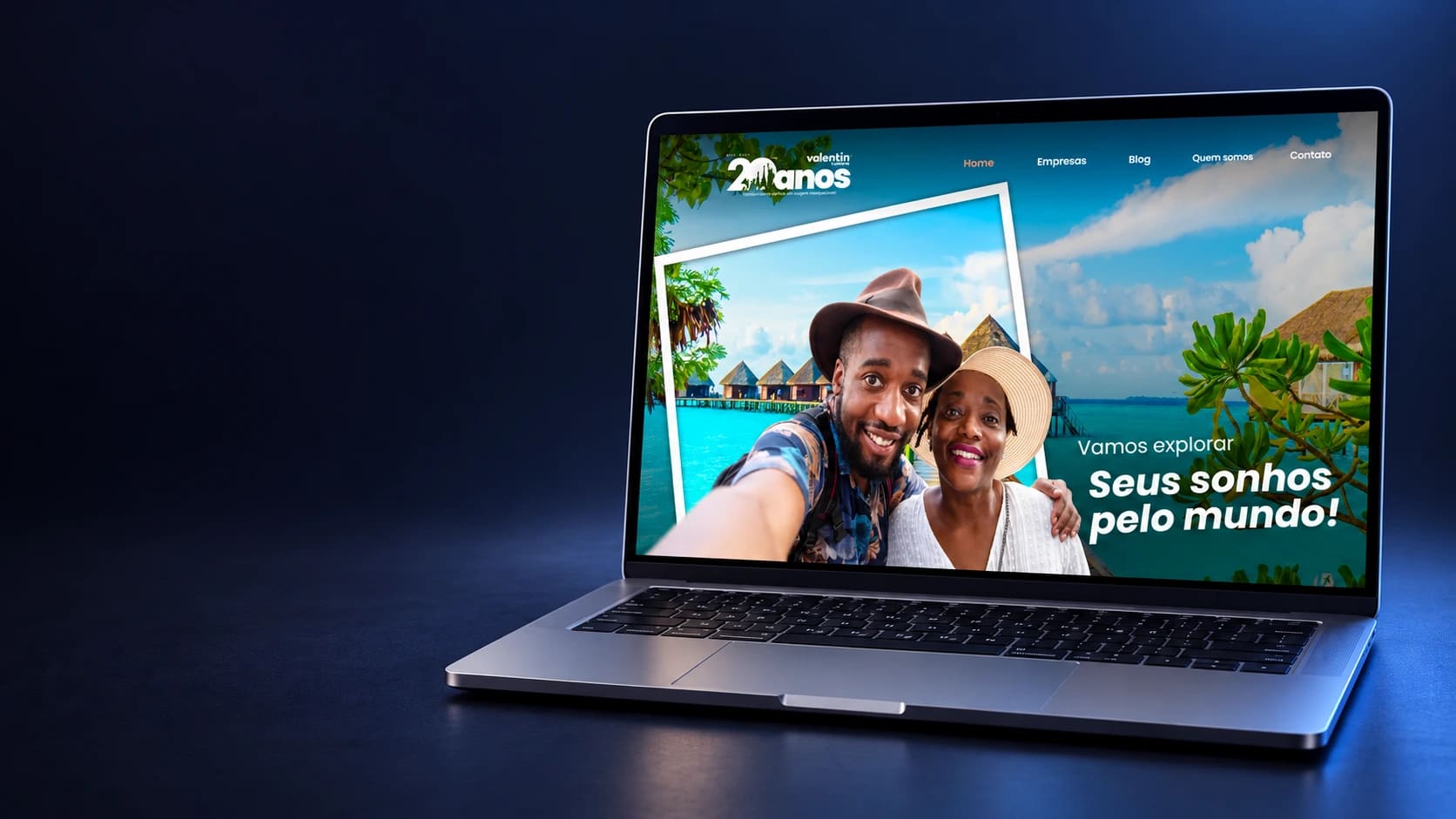 Mockup do site Valentin Turismo em notebook completo, a partir da página real selecionada.